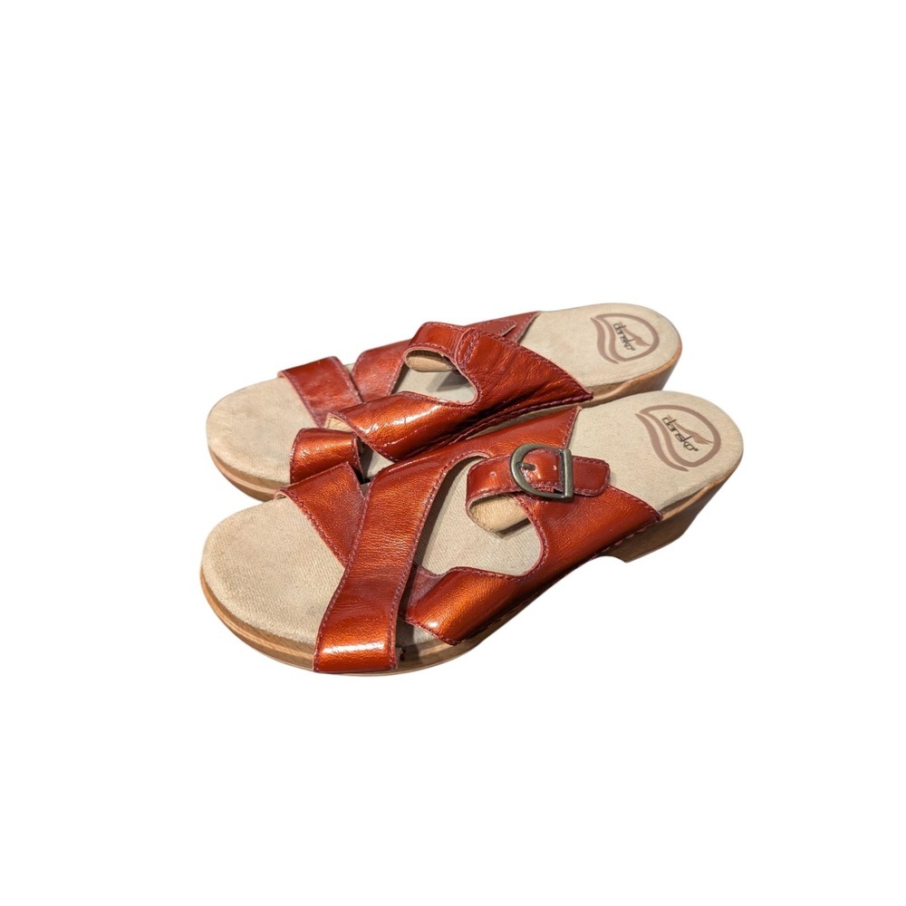 DANSKO Sela Red Metallic Crinkle Patent Leather Slides Sandals Clogs 39 8.5 9
